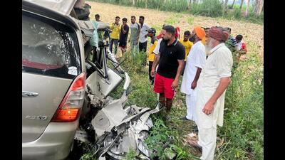 Villagers looking at the mangled remains of the Toyota Innova that met with the accident in Tanda sub division of Hoshiarpur district on Saturday. (HT Photo)