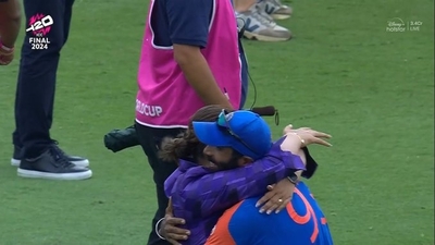 Jasprit Bumrah hugs Sanjana Ganesan after India's T20 World Cup win (X)