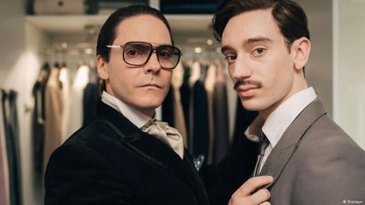 Daniel Brühl (l.) as fashion legend Karl Lagerfeld, who has fallen for Jacques de Bascher (Théodore Pellerin). (Disney+ ) Daniel Brühl (l.) as fashion legend Karl Lagerfeld, who has fallen for Jacques de Bascher (Théodore Pellerin). (Disney+ )