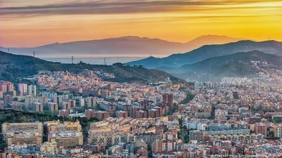 More than 85 million visitors came to Spain in 2023 — and they used a lot of water. (Noppasin Wongchum/Zoonar/picture alliance	)