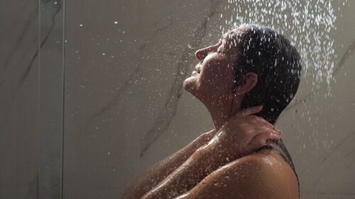 Showering everyday can help prevent recurring acne flare-ups (Freepik)