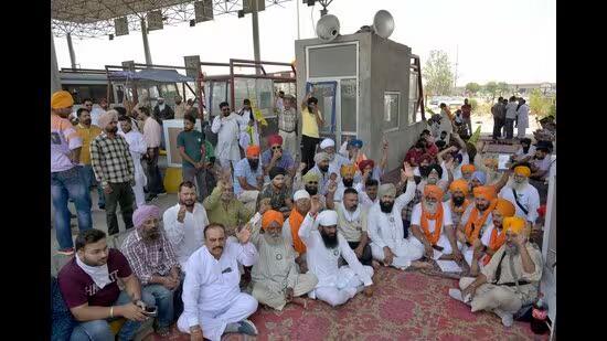 Farmers’ unions along with taxi and other unions have announced to lock the toll barriers at the Ladhowal Toll Plaza on June 30. The announcement comes after 14 days of protests against the hike in toll rates during which the toll plaza has been free of cost for commuters. (HT File Photo)