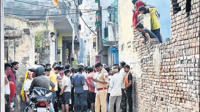 After the kid’s body was handed over to the family following a post-mortem at Sector 94 mortuary, his neighbours and kin put it on the main road at Sector 51. Alleging police negligence. (Sunil Ghosh/HT Photo) After the kid’s body was handed over to the family following a post-mortem at Sector 94 mortuary, his neighbours and kin put it on the main road at Sector 51. Alleging police negligence. (Sunil Ghosh/HT Photo)