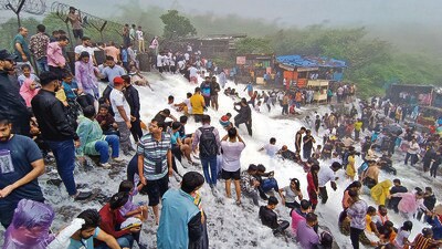 After the onset of the monsoon in the area, Police warned tourists to be cautious while visiting Bhushi Dam. (HT PHOTO) After the onset of the monsoon in the area, Police warned tourists to be cautious while visiting Bhushi Dam. (HT PHOTO)