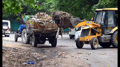 An MCG vehicle cleaning the garbage at Civil Lines area in Gurugram. (HT PHOTO) An MCG vehicle cleaning the garbage at Civil Lines area in Gurugram. (HT PHOTO)
