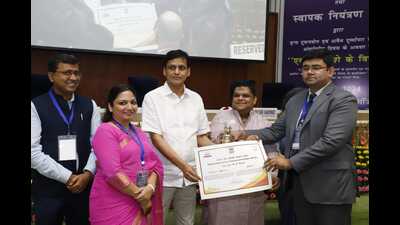 Chandigarh DC Vinay Pratap Singh and Chandigarh Commission for Protection of Child Rights chairperson Shipra Bansal receiving the award. (HT )