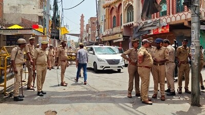 Police deployed in Mamu Bhanja locality in Aligarh to ensure peace. (HT)