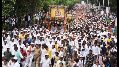 Pune municipal commissioner Rajendra Bhosale welcomed both the Palkhis on behalf of the citizens. (MAHENDRA KOLHE/HT PHOTO)