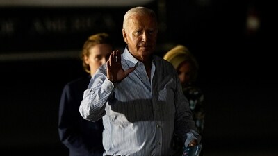 U.S. President Joe Biden gestures as he walks from Marine One to Air Force One with first lady Jill Biden and granddaughters Natalie Biden (not pictured) and Finnegan Biden, in Burlington County, New Jersey, U.S., June 29, 2024. (REUTERS)