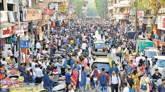 Mumbai, India – Feb 29, 2024: Hawkers on the footpath outside Dadar station area, in Mumbai, India, on Thursday, Feb 29, 2024. (Photo by Bhushan Koyande/HT Photo)