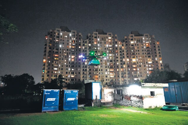 A drone hovers outside Fresco, a gated community in Sector 50 of Gurugram, on its way to deliver goods. (Parveen Kumar/HT) A drone hovers outside Fresco, a gated community in Sector 50 of Gurugram, on its way to deliver goods. (Parveen Kumar/HT)