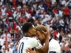 England's Jude Bellingham celebrates with Harry Kane.