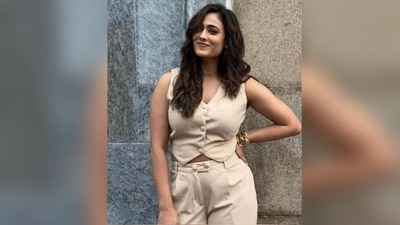 Her makeup features nude eyeshadow, mascara-coated lashes, defined brows, blushed cheeks, contoured cheekbones and a shade of nude lipstick. (Instagram/@shweta.tiwari)