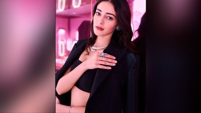 Her glam makeup look features nude eyeshadow, mascara-coated lashes, defined brows, blushed cheeks, glowing highlighter, and a shade of pink lipstick. (Instagram/@priyankarkapadia) Her glam makeup look features nude eyeshadow, mascara-coated lashes, defined brows, blushed cheeks, glowing highlighter, and a shade of pink lipstick. (Instagram/@priyankarkapadia)