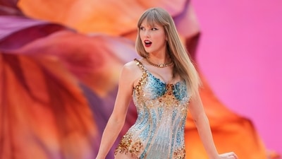 Taylor Swift dedicates Clara Bow to Stevie Nicks who attended her concert in Dublin on Sunday. (Scott A Garfitt/Invision/AP) Taylor Swift dedicates Clara Bow to Stevie Nicks who attended her concert in Dublin on Sunday. (Scott A Garfitt/Invision/AP)