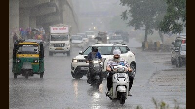 Commuters brave the rain in Ludhiana on Monday. Met officials said 14mm rain was recorded in the morning. (Gurpreet Singh/HT)