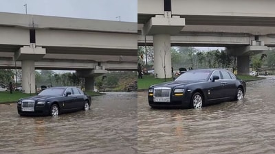 Delhi: Rolls-Royce stuck on a flooded street with its hazard lights on. (Instagram/@donia_vlogs97) Delhi: Rolls-Royce stuck on a flooded street with its hazard lights on. (Instagram/@donia_vlogs97)