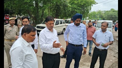 District magistrate Suryapal Gangwar and municipal commissioner Inderjit Singh, at the Gomti Barrage on Monday (HT Photo) District magistrate Suryapal Gangwar and municipal commissioner Inderjit Singh, at the Gomti Barrage on Monday (HT Photo)