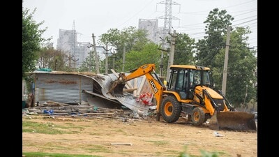 GMDA’s enforcement wing removing illegal structures from the Golf Course Extension Road in Gurugram. (Parveen Kumar/HT PHOTO) GMDA’s enforcement wing removing illegal structures from the Golf Course Extension Road in Gurugram. (Parveen Kumar/HT PHOTO)