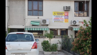In 2018, registration of fourth floor was allowed as a separate dwelling unit but the authorities were inundated with complaints from residents who pointed out overburdening of the existing infrastructure, damage to adjoining houses and congestion due to parking of vehicles on the roads. (HT File Photo)