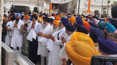 Rebel Shiromani Akali Dal leaders appearing before the Akal Takht, the supreme temporal seat of the Sikhs, at Golden Temple in Amritsar on Monday. (Sameer Sehgal/HT) Rebel Shiromani Akali Dal leaders appearing before the Akal Takht, the supreme temporal seat of the Sikhs, at Golden Temple in Amritsar on Monday. (Sameer Sehgal/HT)