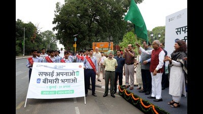 UT administrator Banwarilal Purohit flags off “Safai apnao, bimaari bhagao” campaign with a cleanliness march from Punjab Raj Bhawan, Sector 6, in Chandigarh on Monday. (HT Photo) UT administrator Banwarilal Purohit flags off “Safai apnao, bimaari bhagao” campaign with a cleanliness march from Punjab Raj Bhawan, Sector 6, in Chandigarh on Monday. (HT Photo)