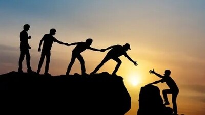 Friends are our chosen family. They are our partners in crime, our loudest cheerleaders and our shoulders to cry on. It goes without saying that spending time with our friends can instantly boost our mood. “Friendships are vital for our mental health. They not only protect us from loneliness and isolation but they increase our self-esteem, confidence and resilience,” wrote Therapist Gianna LaLota. Here’s how friends can boost mental health and make us happier. (Unsplash) Friends are our chosen family. They are our partners in crime, our loudest cheerleaders and our shoulders to cry on. It goes without saying that spending time with our friends can instantly boost our mood. “Friendships are vital for our mental health. They not only protect us from loneliness and isolation but they increase our self-esteem, confidence and resilience,” wrote Therapist Gianna LaLota. Here’s how friends can boost mental health and make us happier. (Unsplash)