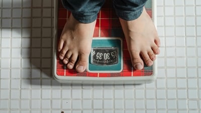 Tracking our weight can help identify medical issues early. Dramatic changes in weight can be an early sign of some conditions, including problems with our thyroid, digestion and diabetes. (Pexels) Tracking our weight can help identify medical issues early. Dramatic changes in weight can be an early sign of some conditions, including problems with our thyroid, digestion and diabetes. (Pexels)