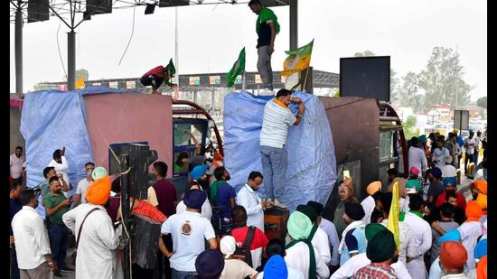 The toll plazas cited affected by the agency are Usma toll in Tarn Taran on the Amritsar-Tarn Taran Harike bypass closed since June 6, Chak Bahmniya toll plaza in Jalandhar on Lambra-Shahkot-Moga highway closed since June 2, Ladhowal toll in Ludhiana on Panipat-Jalandhar highway closed since June 16 and Ghaggar toll plaza near Ambala on Panipat-Khanna highway. (HT photo)