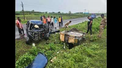 As per police information, a group of six people from NarayanKhed in Telangana were travelling to Hyderabad when they met with an accident.  (HT PHOTO)
