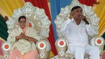Bhole Baba is often accompanied by his wife at sermons. Bhole Baba is often accompanied by his wife at sermons.