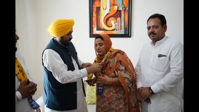 Chief minister Bhagwant Mann welcoming Surjit Kaur into the Aam Aadmi Party fold in Jalandhar on Tuesday. Surjit Kaur was nominated as the Shiromani Akali Dal candidate for Jalandhar West but she quit the party amid infighting. (HT Photo) Chief minister Bhagwant Mann welcoming Surjit Kaur into the Aam Aadmi Party fold in Jalandhar on Tuesday. Surjit Kaur was nominated as the Shiromani Akali Dal candidate for Jalandhar West but she quit the party amid infighting. (HT Photo)