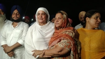 Surjit Kaur with Jagir Kaur in Jalandhar on Tuesday. (HT) Surjit Kaur with Jagir Kaur in Jalandhar on Tuesday. (HT)