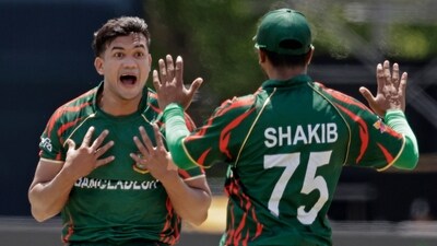 Bangladesh's Taskin Ahmed, center, celebrates the dismissal of South Africa's Heinrich Klaasen, (AP) Bangladesh's Taskin Ahmed, center, celebrates the dismissal of South Africa's Heinrich Klaasen, (AP)