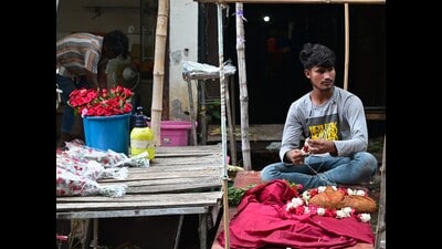 The exact origins of the flower market remain uncertain, but historians believe it dates back to the reign of Nawab Asaf-ud-Daula, beginning in 1775. (HT) The exact origins of the flower market remain uncertain, but historians believe it dates back to the reign of Nawab Asaf-ud-Daula, beginning in 1775. (HT)