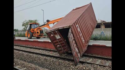 While the traffic on the Up side (towards Ambala) resumed around 9:30 am, it took several hours to restore the track on Down side (towards Delhi) and train operations started post noon, sources said. (HT Photo) While the traffic on the Up side (towards Ambala) resumed around 9:30 am, it took several hours to restore the track on Down side (towards Delhi) and train operations started post noon, sources said. (HT Photo)