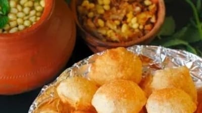 Pani Puris are unanimously our favourite street food. The crunchy Puris, which are filled with a delectable mix of mashed potato, coriander, leaves, and spices dipped in tamarind water, can instantly make our day better. But is it unfit for consumption? Pani Puris from Karnataka are currently going viral for failing health standards. Food safety officials collected samples of pani puris from across the state, out of which about 22% of samples failed health standards. Of 260 samples that were collected, in 41 samples, artificial colours and carcinogenic agents that cause cancer were found. 18 samples were found to be unfit for human consumption. Here’s what we need to know about the health hazards of having Pani Puris regularly. (Unsplash) Pani Puris are unanimously our favourite street food. The crunchy Puris, which are filled with a delectable mix of mashed potato, coriander, leaves, and spices dipped in tamarind water, can instantly make our day better. But is it unfit for consumption? Pani Puris from Karnataka are currently going viral for failing health standards. Food safety officials collected samples of pani puris from across the state, out of which about 22% of samples failed health standards. Of 260 samples that were collected, in 41 samples, artificial colours and carcinogenic agents that cause cancer were found. 18 samples were found to be unfit for human consumption. Here’s what we need to know about the health hazards of having Pani Puris regularly. (Unsplash)