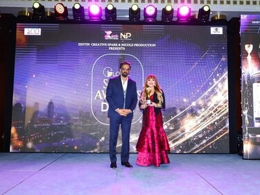 Bollywood actor Suniel Shetty presenting an award to Kiran Khawaja,CEO, Fajar Realty Bollywood actor Suniel Shetty presenting an award to Kiran Khawaja,CEO, Fajar Realty