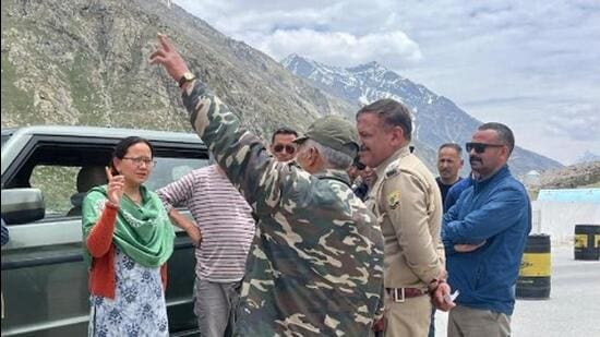 Lahaul and Spiti MLA Anuradha Rana and officials removed the shops set up by Ladakh businessmen after an inspection. (Source: X)