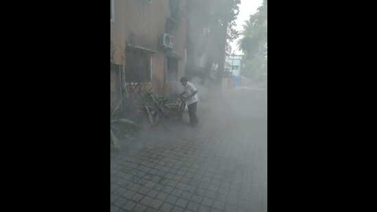 The civic body to date has sent 25 samples to NIV with 13 from Mundhwa and 12 from Erandwane. Of these 25 samples, five samples sent were of pregnant women following which two have been confirmed for Zika virus. (HT PHOTO)