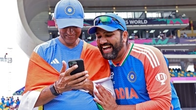 India's head coach Rahul Dravid showed a two-slide presentation featuring Rohit Sharma, Virat Kohli and others before the T20 World Cup final India's head coach Rahul Dravid showed a two-slide presentation featuring Rohit Sharma, Virat Kohli and others before the T20 World Cup final