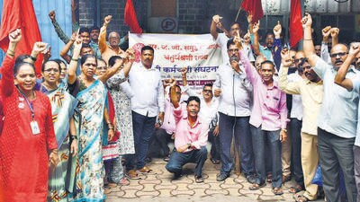 Class 4 employees of the state-run JJ Hospital, including male and female attendants and cleaners, began an indefinite strike on Wednesday to protest against the inadequate staff situation. (Bhushan Koyande/HT Photo) Class 4 employees of the state-run JJ Hospital, including male and female attendants and cleaners, began an indefinite strike on Wednesday to protest against the inadequate staff situation. (Bhushan Koyande/HT Photo)