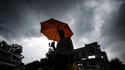 Dark clouds hover over Connaught Place on Wednesday afternoon. (Sanchit Khanna/HT Photo) Dark clouds hover over Connaught Place on Wednesday afternoon. (Sanchit Khanna/HT Photo)