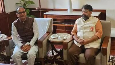 Haryana transport minister Aseem Goel (right) calling on Union agriculture minister Shivraj Singh Chouhan in New Delhi on Tuesday. (HT Photo)