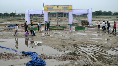 People gather at the site of a stampede in Hathras in India's Uttar Pradesh state on July 3, 2024. Survivors of India's deadliest stampede in over a decade on July 3 recalled the horror of being crushed at a vastly overcrowded Hindu religious gathering that left 116 people dead. (Photo by Arun SANKAR) (AFP) People gather at the site of a stampede in Hathras in India's Uttar Pradesh state on July 3, 2024. Survivors of India's deadliest stampede in over a decade on July 3 recalled the horror of being crushed at a vastly overcrowded Hindu religious gathering that left 116 people dead. (Photo by Arun SANKAR) (AFP)