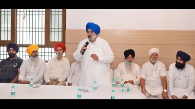 In a meeting led by district Ludhiana Urban president Bhupinder Singh Bhinda, the local leadership and workers said they believe in party chief Sukhbir. (Gurpreet Singh/HT) In a meeting led by district Ludhiana Urban president Bhupinder Singh Bhinda, the local leadership and workers said they believe in party chief Sukhbir. (Gurpreet Singh/HT)