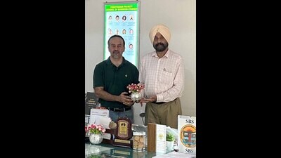 Manpreet Gill, an alumnus of the 2007 MBA batch, engaged in extensive discussions with the faculty and students. (HT Photo)