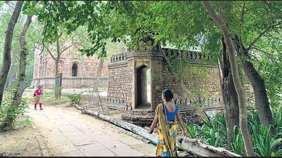 People stroll past the 16th century Bagh-I-Alam ka Gumbad and the Kali Gumti monument. (HT Photo) People stroll past the 16th century Bagh-I-Alam ka Gumbad and the Kali Gumti monument. (HT Photo)