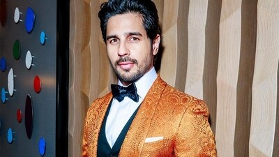 Sidharth Malhotra's fan recently claimed that they were duped of money by one of his fan pages. Sidharth Malhotra's fan recently claimed that they were duped of money by one of his fan pages.