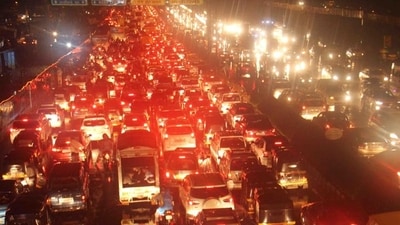 Karnataka police crack down on vehicles that use high-beam lights on road (Representational photo/HT) Karnataka police crack down on vehicles that use high-beam lights on road (Representational photo/HT)